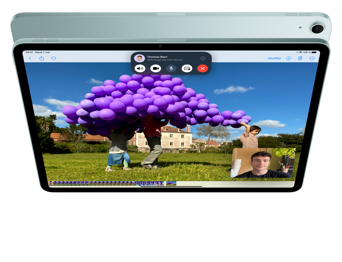Animation d’un iPad Air, extérieur face, la personne utilisatrice est sur FaceTime et en train de regarder des photos, devant un autre iPad Air, extérieur dos